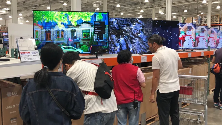 民眾下單訂購商品。高鈞麟攝