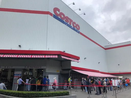 好市多「黑色購物節」內湖店湧人潮 採買民眾怨:吸引力一年不如一年