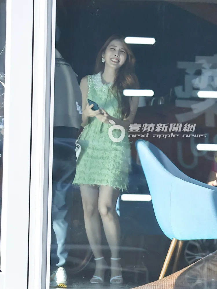 朱琦郁與女友人們在餐廳大門前準備拍照。特勤中心攝