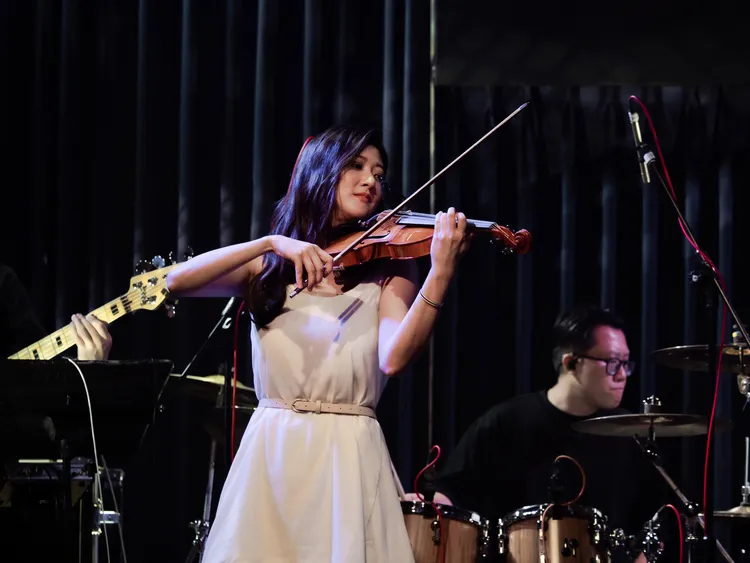 林逸欣拉小提琴。鑫羽工作室提供
