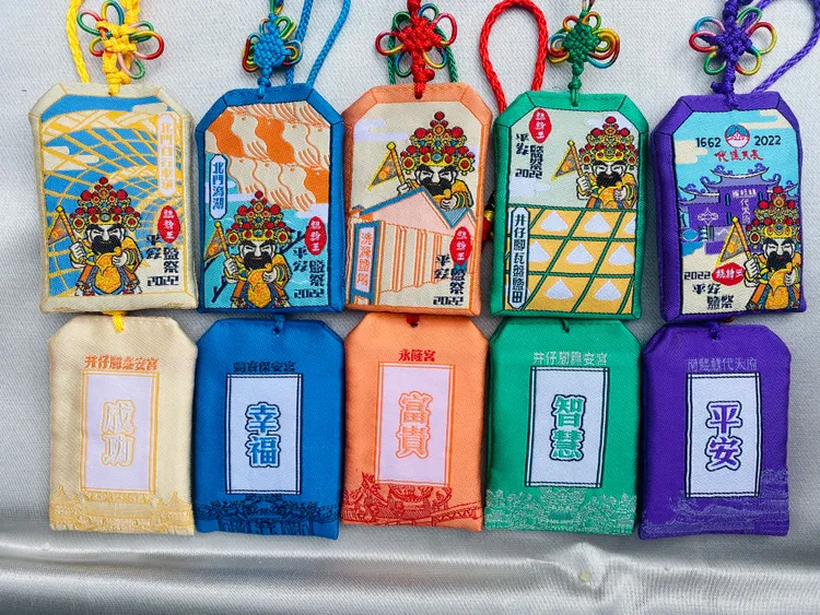 雲嘉南風管處針對五間大廟各推出不同祝福的平安鹽福袋。王志弘攝