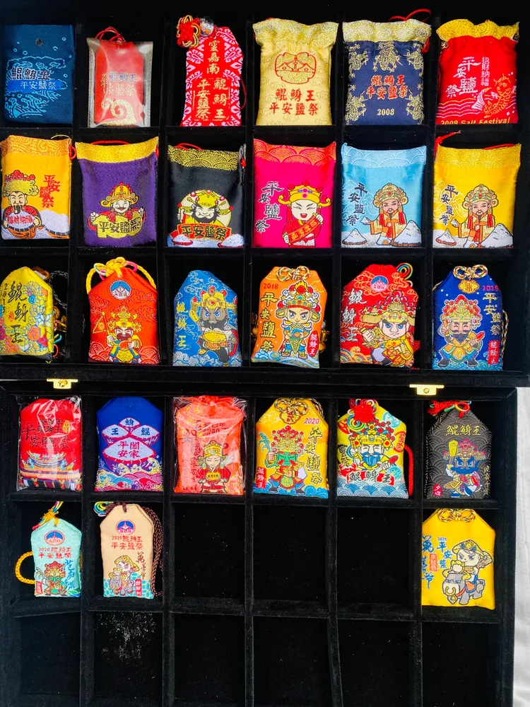 有信眾秀出蒐集十八年的歷年款式。王志弘攝