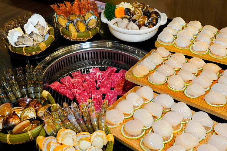 符合資格的民眾，到熊一頂級燒肉選擇「大關燒肉、橫綱燒肉」方案，全桌可享「北海道生食級干貝」吃到飽。業者提供