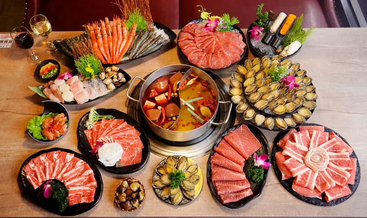 符合資格的民眾，到新馬辣用餐全桌可享「九孔鮑魚」吃到飽。業者提供