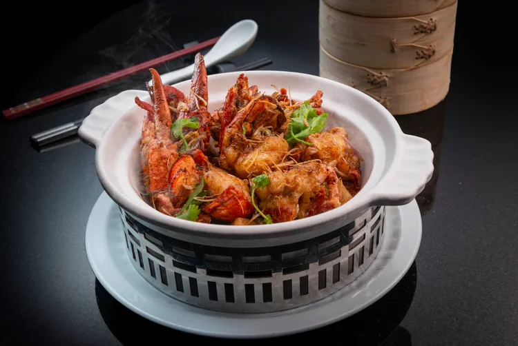 煲類料理是秋冬時分到粵菜餐廳必點菜色，「啫啫鮮筍龍蝦煲」是以龍蝦佐配竹筍及特製醬料燴炒。業者提供