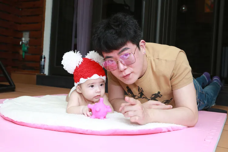 小瑋如今是有子萬事足。朱世閎攝