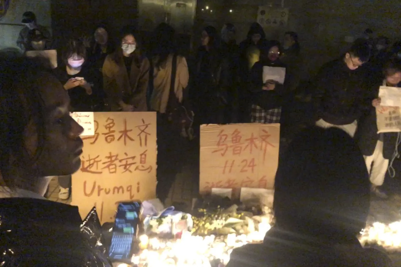 中國上海街頭26日晚間有民眾舉標語聲援新疆烏魯木齊死於火災的封控民眾。美聯社
