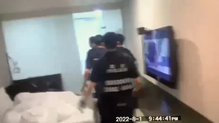 警方破門攻堅。翻攝畫面