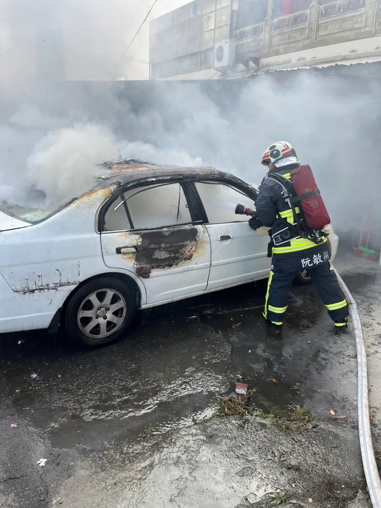 消防人員不斷從車內灑水，6分鐘撲滅火勢。台中市消防局提供