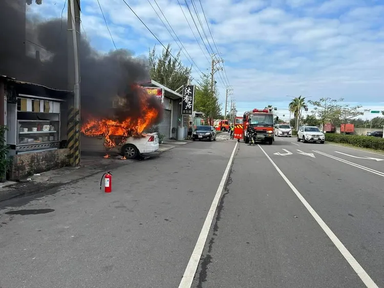 台中市消防局緊急派遣消防車到場搶救。翻攝臉書社團梧棲串起來