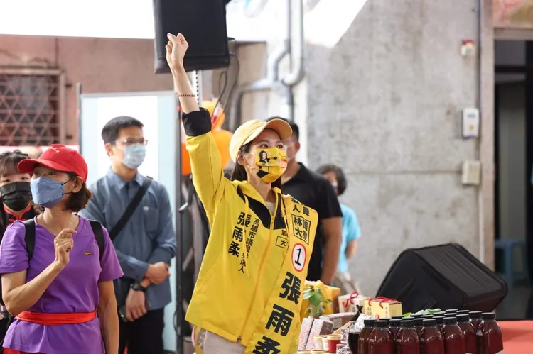 張雨柔投入高雄市議員選戰，每天都在街頭拜票。張雨柔提供