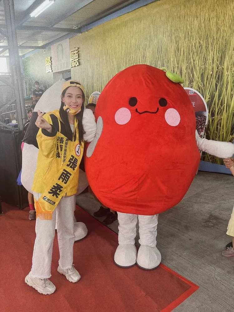 張雨柔投入高雄市議員選戰，每天都在街頭拜票。張雨柔提供