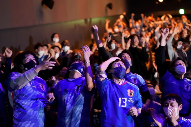 日本球迷在東京觀看直播。美聯社