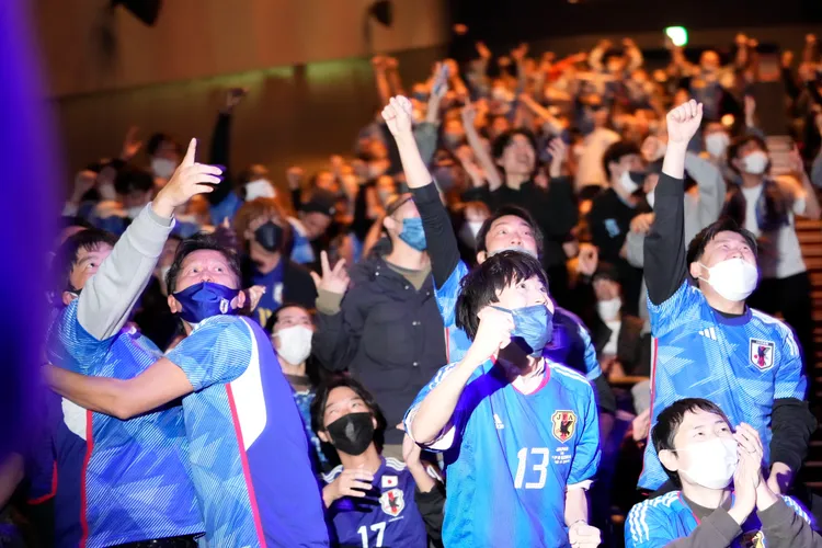 球賽扣人心弦，觀看直播的球迷緊張地抱在一起。美聯社