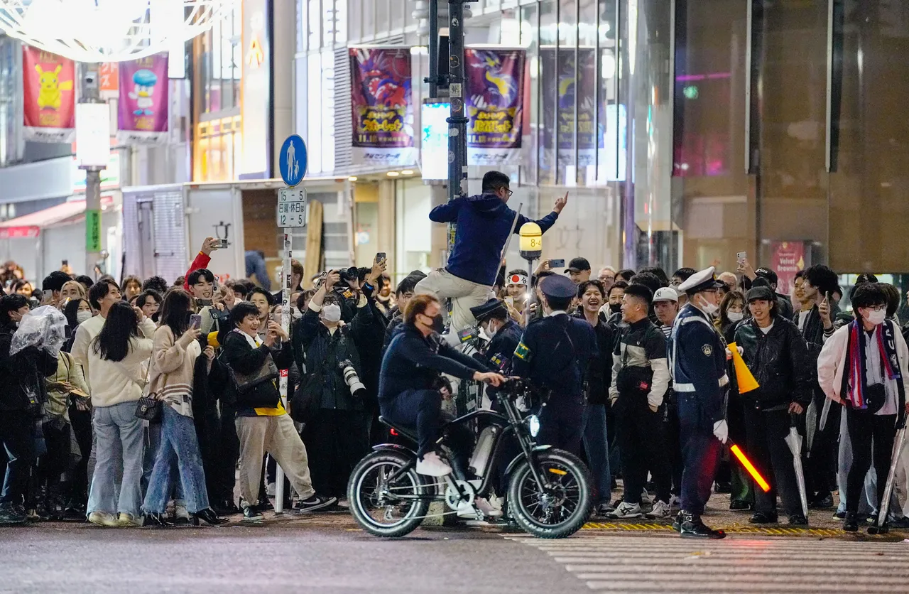 日本隊奮戰到最後逆轉勝,球迷難掩欣喜之情。路透社/共同社