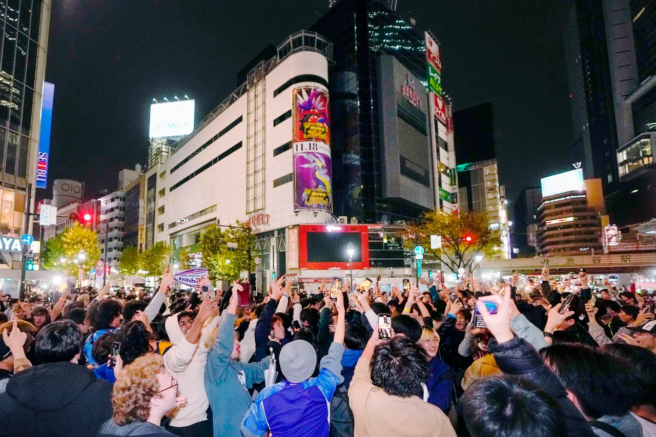 日本民眾聚集澀谷從街頭大螢幕觀看賽事。美聯社/共同社