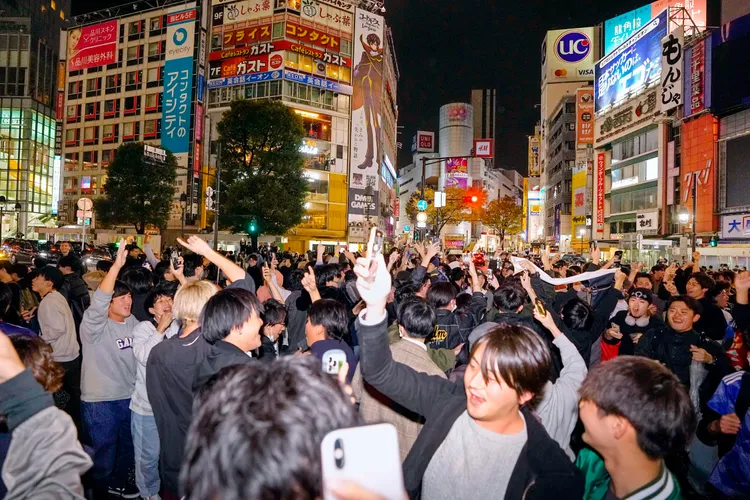 澀谷直到深夜仍有人潮。美聯社/共同社