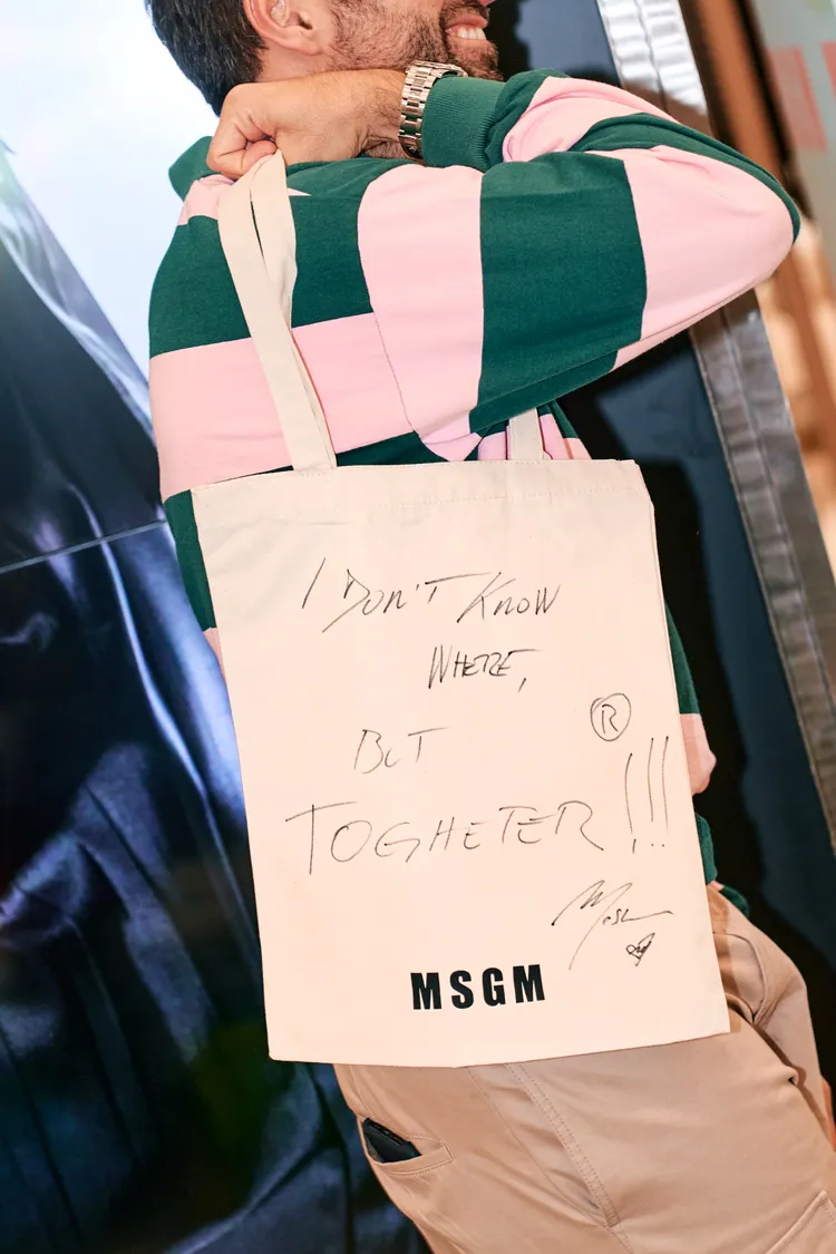 Massimo Giorgetti手繪托特包寫下「I DON’T KNOW WHERE, BUT TOGETHER」。品牌提供