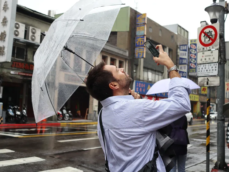 Massimo Giorgetti昨天逛充滿台灣文化底蘊的迪化街，對古色古香的廟宇及永樂市場的布料留下深刻印象，並不時拍照。品牌提供