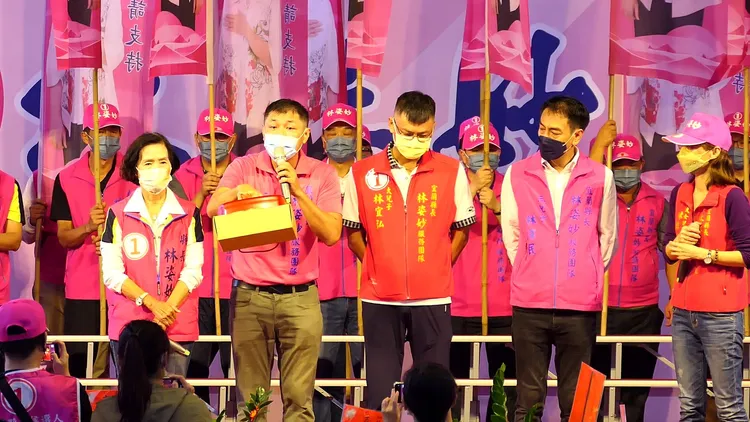 林佑澤說，林姿妙發揮自己的巧思，買了塑膠板凳並用紙盒做底，避免將官邸內的木地板弄壞，相當珍惜公物。