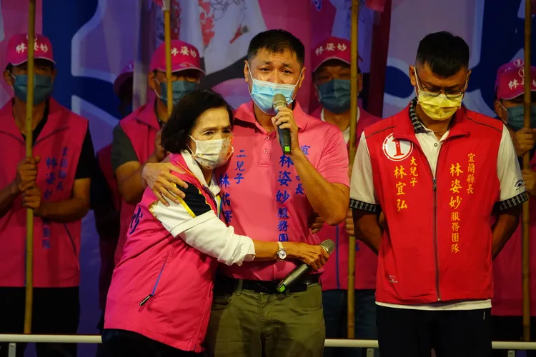 林佑澤談到傷心處當場流淚，林姿妙不捨擁抱。林泊志攝