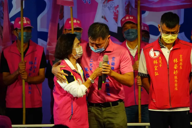 林姿妙擁抱二兒子林佑澤。林泊志攝