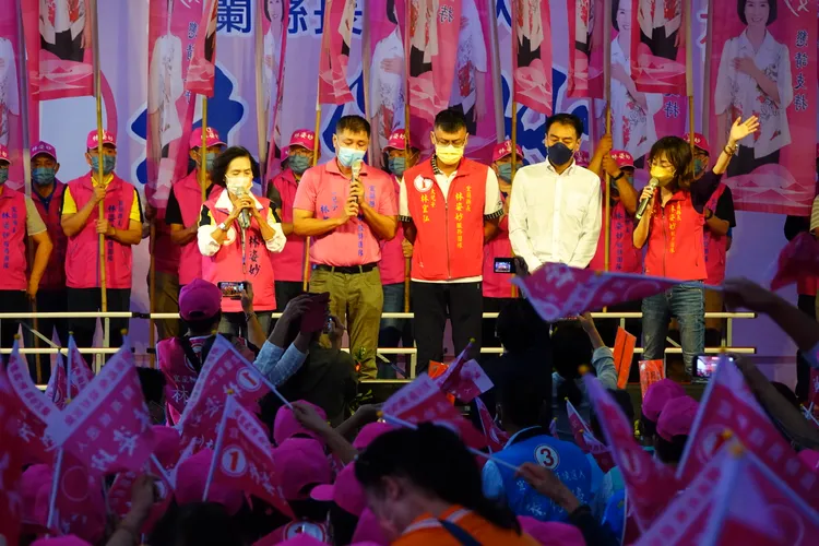 宜蘭縣長林姿妙一家五口獻唱鳳飛飛的「心肝寶貝」。