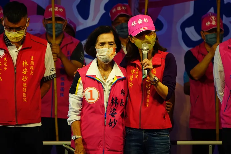 林羿伶擁抱林姿妙。林泊志攝