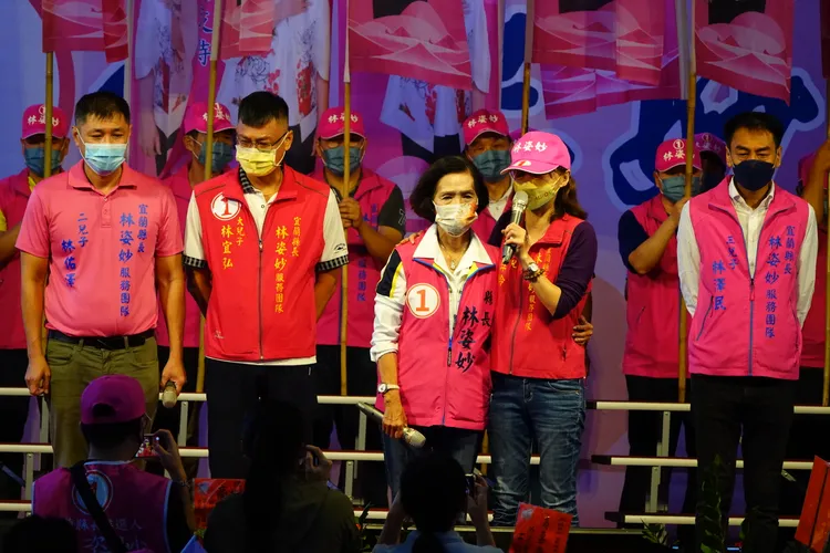 林羿伶擁抱林姿妙訴說過去10多個月的心路歷程。林泊志攝