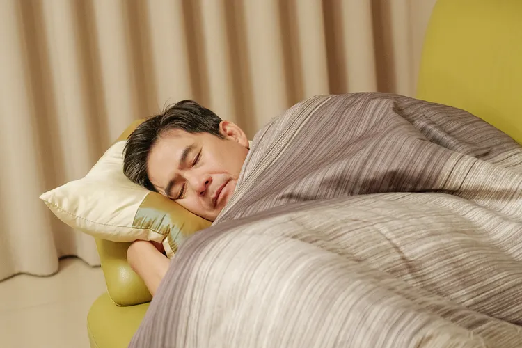 洪都拉斯認命去睡沙發。TVBS提供