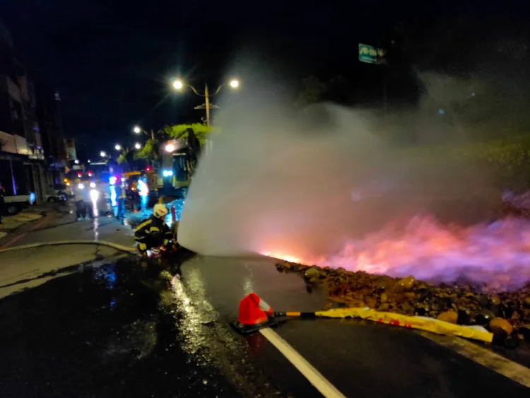 火舌不斷從地底下竄出，畫面相當可怕。翻攝畫面