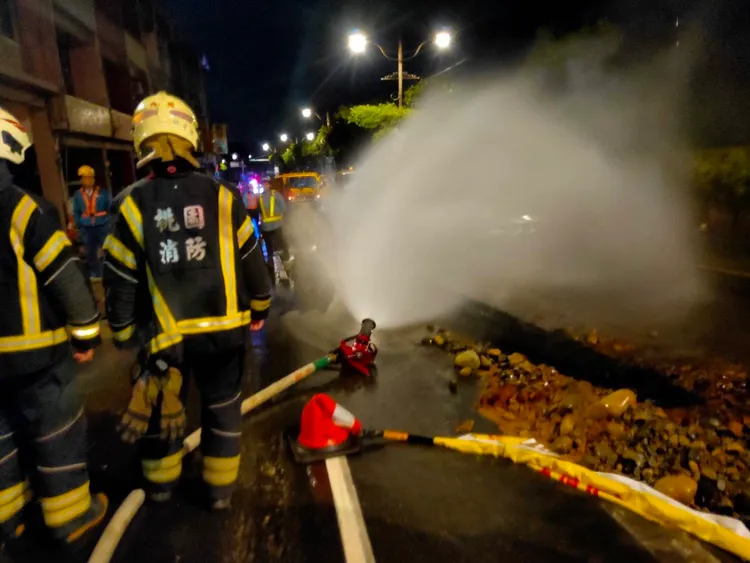 消防人員到場後，立即將管路夾斷封口處理，並撲滅火勢。翻攝畫面