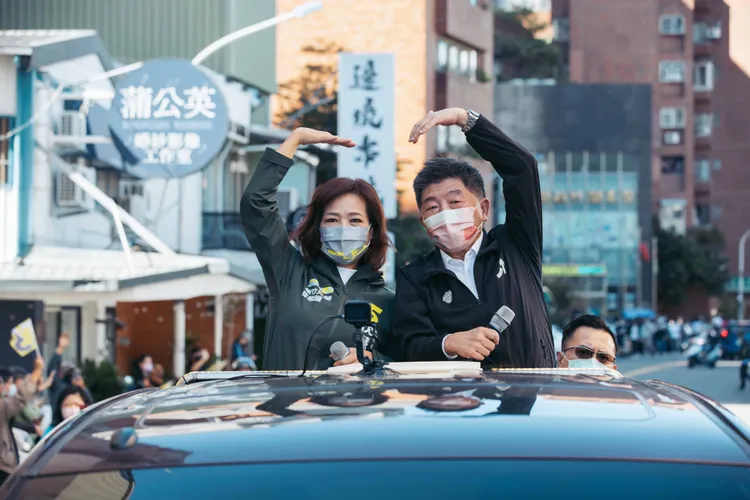 沈慧虹今天（6日）與台北市長候選人陳時中合體，除舉辦「醫界後援會見面會」，兩人也同台進行光榮車掃。沈慧虹競辦提供