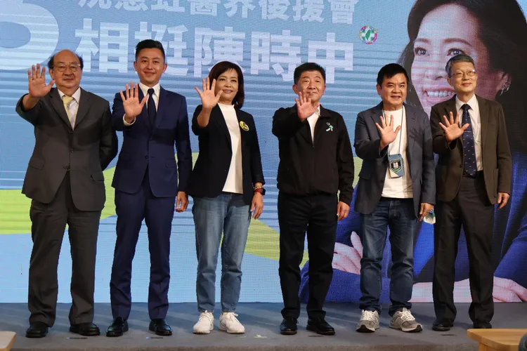 陳時中今天（6日）來到新竹出席「醫界後援會」活動，並與沈慧虹、立委柯建銘、新竹市前市長林智堅同台。黃羿馨攝