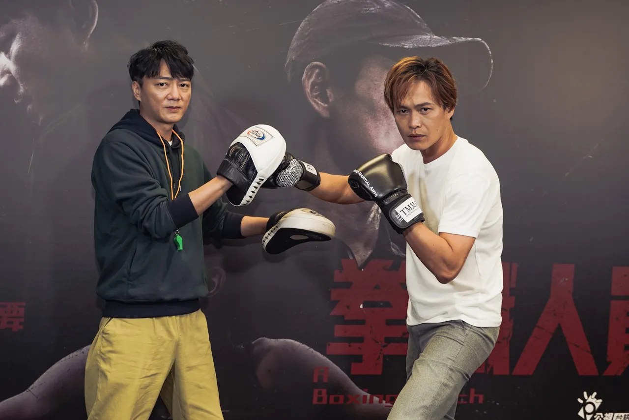 黃鐙輝(右)和藍葦華今示範拳擊揮拳。公視台語台提供