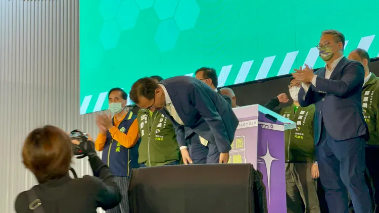 鄭運鵬敗選向支持者鞠躬。施昂強攝