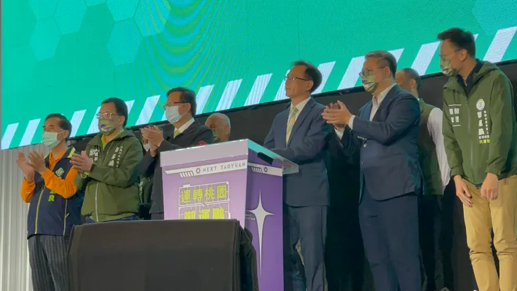 鄭文燦陪鄭運鵬上台，但未發一語。施昂強攝