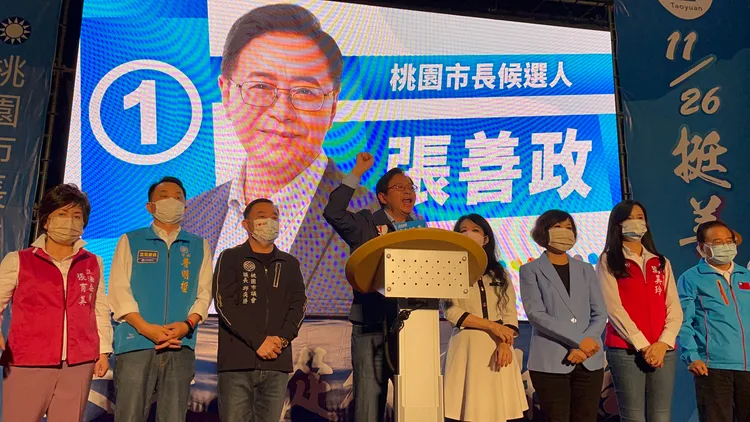 桃園市議長邱奕勝(左三)在這次桃園市長選戰扮演重要角色。張沛森攝