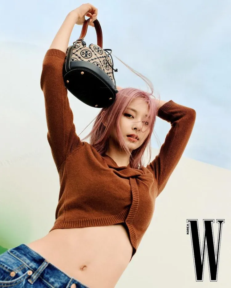 周子瑜大方曬出纖腰。翻攝wkorea IG