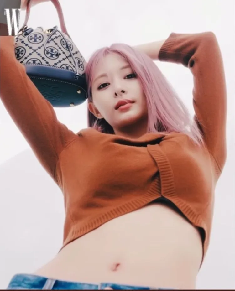 周子瑜替時尚品牌拍寫真，性感又嫵媚。翻攝W KOREA X Tory Burch
