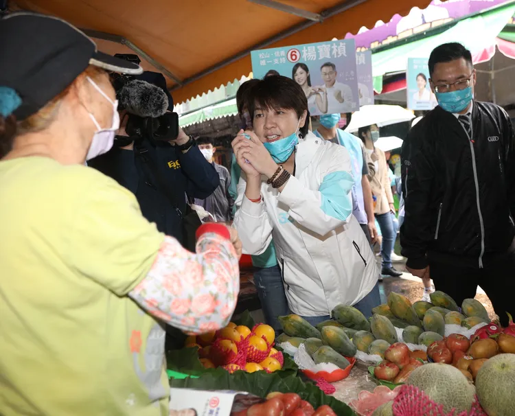 黃珊珊走訪草埔市場。陳明中攝