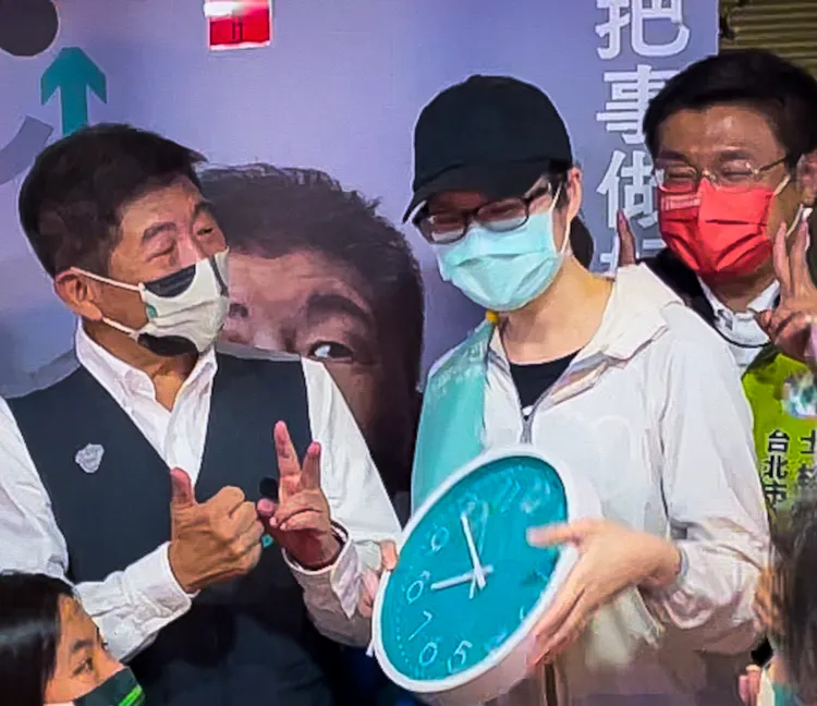 昨有熱情支持者送時鐘給陳時中。資料照，賴昀岫攝