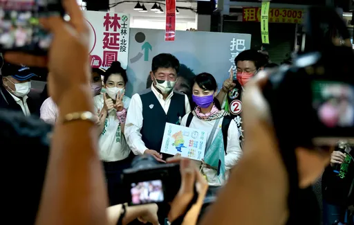 熱情支持者送時鐘不尷尬! 陳時中笑:好運的得時鐘