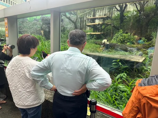 等開票難熬!柯文哲、黃珊珊一起探視團團遺孀 討論貓熊復育計畫