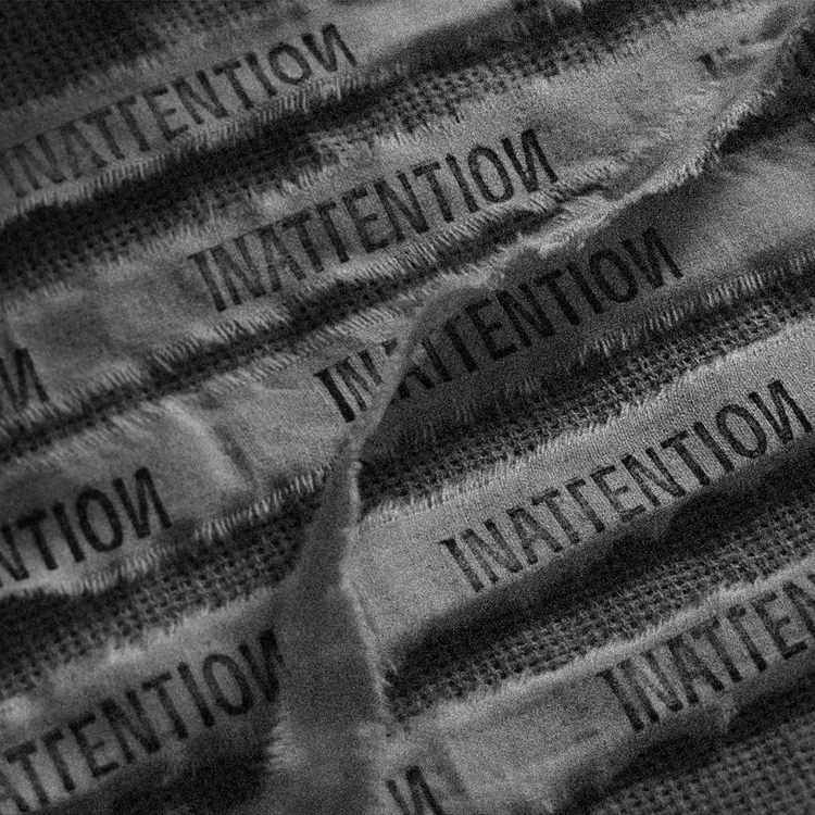 孫芸芸用印滿「INATTENTION」字樣的布條，替網站的正式上線暖身，更迎來包括小姑廖曉喬、名媛林牧潔及鴻海集團創辦人郭台銘太座曾馨瑩等人點讚。翻攝aimeeyunyunsun IG