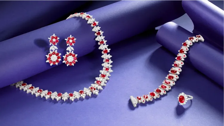 左至右：「緬甸」天然紅寶石配鑽石吊耳環一對，紅寶石共重約 25.49 克拉。「緬甸」天然紅寶石配鑽石項鏈，紅寶石共重約 31.09 克拉及鑽石共重約 34.87 克拉。「緬甸」天然紅寶石配鑽石手鏈， 紅寶石共重約 28.11克拉。
4.95 克拉「緬甸」天然紅寶石配鑽石戒指。