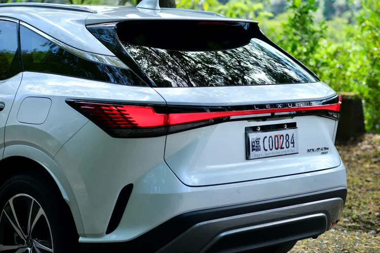 車頂包覆式尾翼，搭配貫穿式的LED尾燈組，帶來更科技運動的視覺感受。陳志淵攝