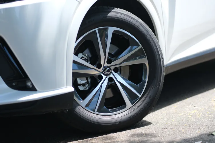 Lexus RX 450h+豪華版配置19吋的五輻式切削鋁圈，旗艦版為21吋。陳志淵攝