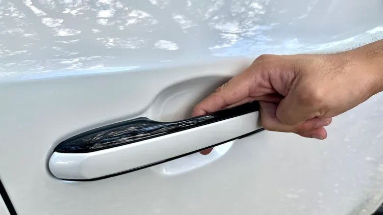 跟隨著第二代NX的腳步，如今RX大改款也全面採用E-Latch電子式門把。陳志淵攝