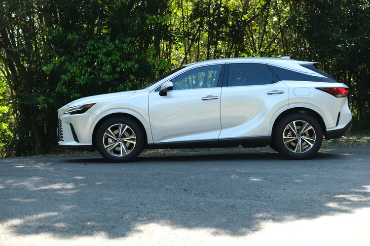 新RX車長和過去相同維持在4890mm，但新底盤應用下軸距卻大幅增加6公分。陳志淵攝